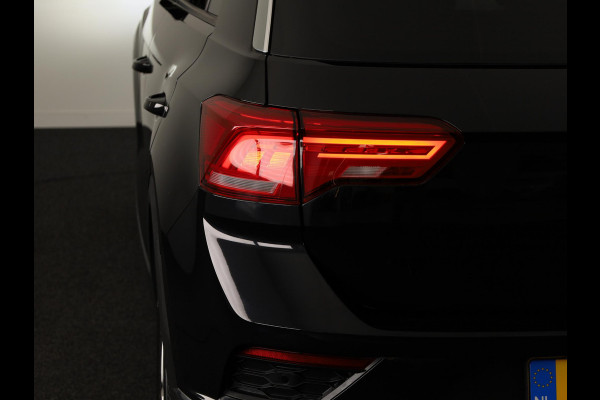 Volkswagen T-Roc 1.0 TSI Style | Panoramadak | Parkeersensoren | navigatie | Apple carplay en android auto |