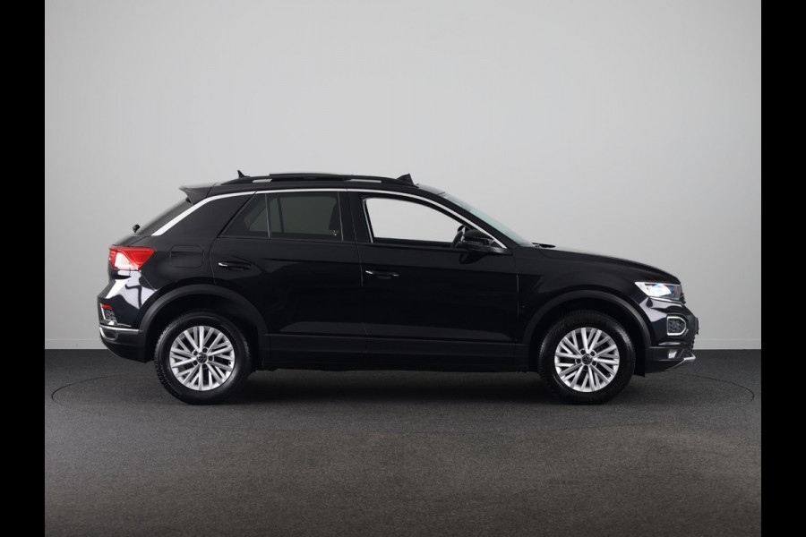 Volkswagen T-Roc 1.0 TSI Style | Panoramadak | Parkeersensoren | navigatie | Apple carplay en android auto |