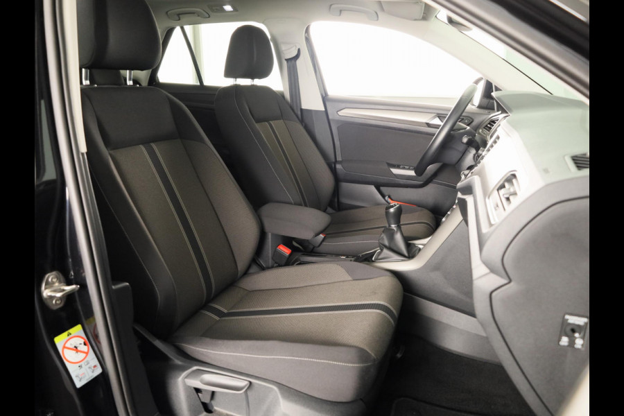 Volkswagen T-Roc 1.0 TSI Style | Panoramadak | Parkeersensoren | navigatie | Apple carplay en android auto |