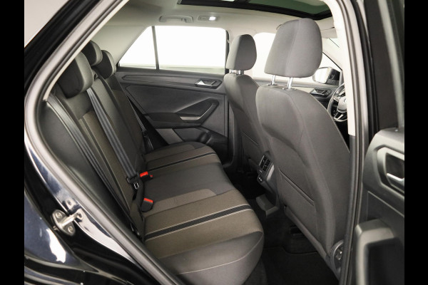 Volkswagen T-Roc 1.0 TSI Style | Panoramadak | Parkeersensoren | navigatie | Apple carplay en android auto |