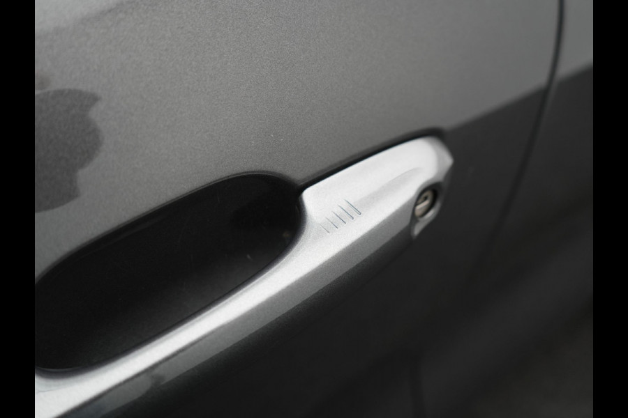 Ford Kuga 2.5 Titanium PHEV 225pk Dealer O.H | Camera | Keyless | Cruise Control | Sportstoelen & Stuur Verwarmd | Navigatie | Virtual | DAB | 17"L.M | Plug In Hybrid