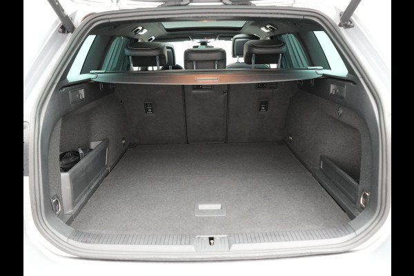 Volkswagen Passat Variant 1.4 TSI GTE Business PHEV 218pk Dealer O.H | Panodak | Adaptive Cruise | 360 Camera | IQ Light | Lederen Sportstoelen Massage & Verwarmd | Blis | Keyless | Apple Carplay | Navigatie | Virtual | DAB | 18"L.M | IQ Drive | Plug In Hybrid |