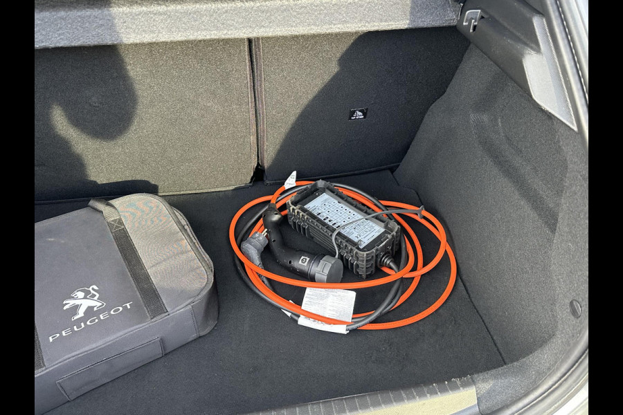 Peugeot e-208 EV GT Pack 50 kWh VAN € 17.900,- VOOR € 16.440,- UW LENTEVOORDEEL € 1.460,-! | 3- FASE LADER | STOELVERWARMING  | CAMERA | PANOROMA DAK |  RIJKLAAR 12 MND BOVAG GARANTIE |