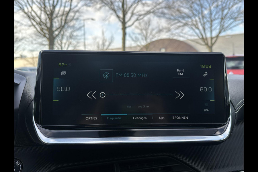 Peugeot e-208 EV GT Pack 50 kWh VAN € 17.900,- VOOR € 16.440,- UW LENTEVOORDEEL € 1.460,-! | 3- FASE LADER | STOELVERWARMING  | CAMERA | PANOROMA DAK |  RIJKLAAR 12 MND BOVAG GARANTIE |