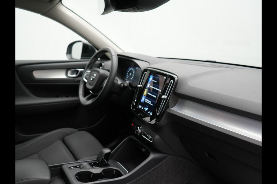 Volvo XC40 T4 Recharge Inscription PHEV 211pk Dealer O.H | Trekhaak Af Fabriek | Panodak | Harman / Kardon | Camera | Sportstoelen Memory & Verwarmd | Cruise Control | Keyless | Apple Carplay | Verwarmd Stuur | Navigatie | Virtual | DAB | 18"L.M | Plug In Hybrid |
