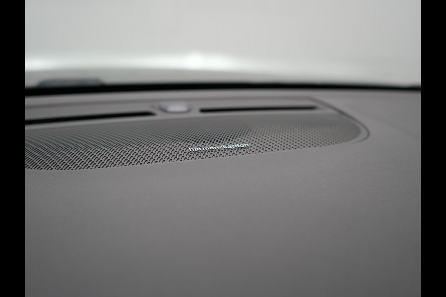 Volvo XC40 T4 Recharge Inscription PHEV 211pk Dealer O.H | Trekhaak Af Fabriek | Panodak | Harman / Kardon | Camera | Sportstoelen Memory & Verwarmd | Cruise Control | Keyless | Apple Carplay | Verwarmd Stuur | Navigatie | Virtual | DAB | 18"L.M | Plug In Hybrid |