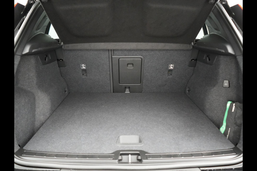 Volvo XC40 T4 Recharge Inscription PHEV 211pk Dealer O.H | Trekhaak Af Fabriek | Panodak | Harman / Kardon | Camera | Sportstoelen Memory & Verwarmd | Cruise Control | Keyless | Apple Carplay | Verwarmd Stuur | Navigatie | Virtual | DAB | 18"L.M | Plug In Hybrid |