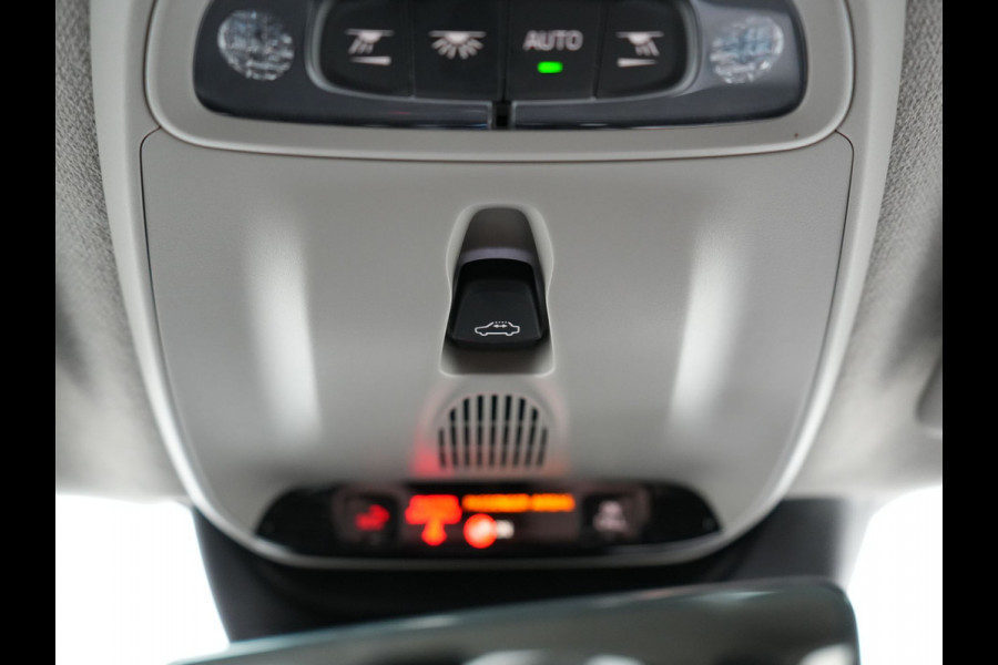 Volvo XC40 T4 Recharge Inscription PHEV 211pk Dealer O.H | Trekhaak Af Fabriek | Panodak | Harman / Kardon | Camera | Sportstoelen Memory & Verwarmd | Cruise Control | Keyless | Apple Carplay | Verwarmd Stuur | Navigatie | Virtual | DAB | 18"L.M | Plug In Hybrid |