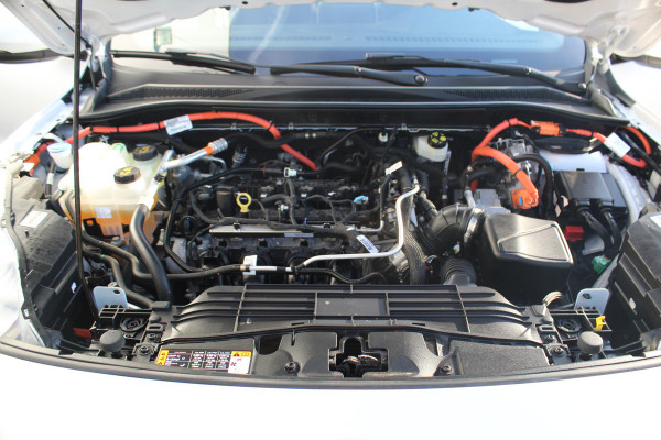 Ford Kuga 2.5-225pk Plug-in Hybrid ST-Line X. Hybride rijden voor een reële prijs ! Autm. airco dual, side- en lane assist, adaptieve cruise cntrl, camera v+a, stoel-, stuur- en voorraamverw., elektr. achterklep, metallic lak, navigatie, telefoonvoorb. etc.