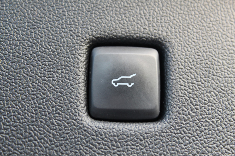 Ford Kuga 2.5-225pk Plug-in Hybrid ST-Line X. Hybride rijden voor een reële prijs ! Autm. airco dual, side- en lane assist, adaptieve cruise cntrl, camera v+a, stoel-, stuur- en voorraamverw., elektr. achterklep, metallic lak, navigatie, telefoonvoorb. etc.