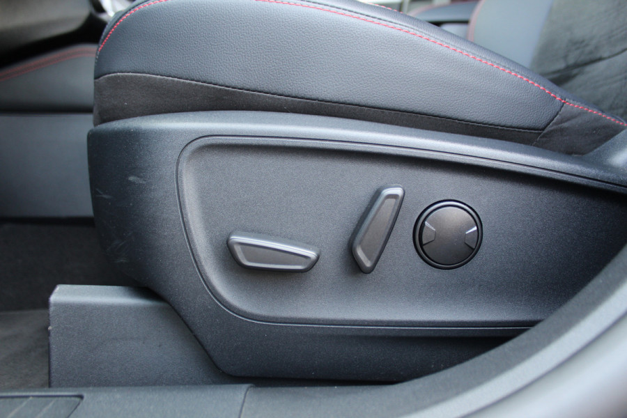 Ford Kuga 2.5-225pk Plug-in Hybrid ST-Line X. Hybride rijden voor een reële prijs ! Autm. airco dual, side- en lane assist, adaptieve cruise cntrl, camera v+a, stoel-, stuur- en voorraamverw., elektr. achterklep, metallic lak, navigatie, telefoonvoorb. etc.