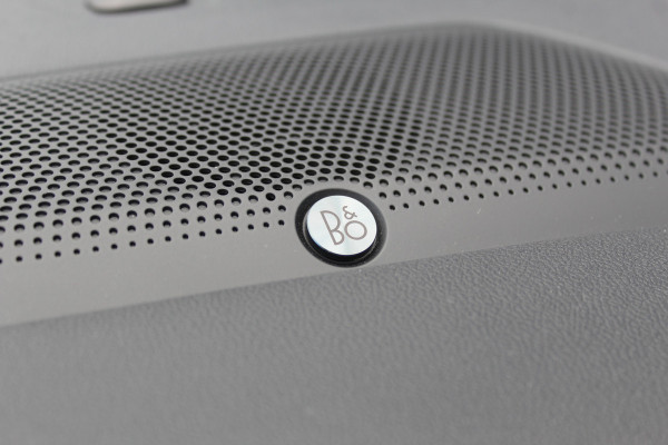 Ford Kuga 2.5-225pk Plug-in Hybrid ST-Line X. Hybride rijden voor een reële prijs ! Autm. airco dual, side- en lane assist, adaptieve cruise cntrl, camera v+a, stoel-, stuur- en voorraamverw., elektr. achterklep, metallic lak, navigatie, telefoonvoorb. etc.