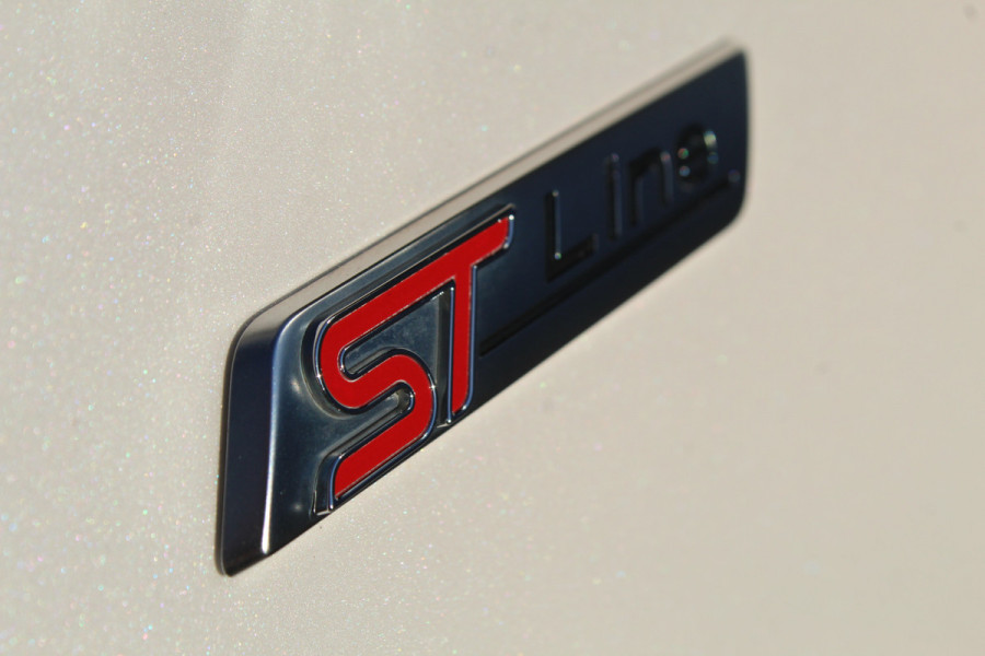 Ford Kuga 2.5-225pk Plug-in Hybrid ST-Line X. Hybride rijden voor een reële prijs ! Autm. airco dual, side- en lane assist, adaptieve cruise cntrl, camera v+a, stoel-, stuur- en voorraamverw., elektr. achterklep, metallic lak, navigatie, telefoonvoorb. etc.