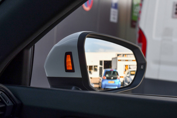 Audi Q3 35 TFSI 3x S-line. ACC, Camera, Matrix, Dodehoek, Stoelverw!