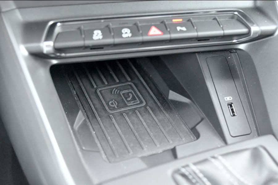 Audi Q3 35 TFSI 3x S-line. ACC, Camera, Matrix, Dodehoek, Stoelverw!