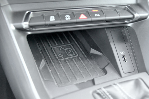Audi Q3 35 TFSI 3x S-line. ACC, Camera, Matrix, Dodehoek, Stoelverw!