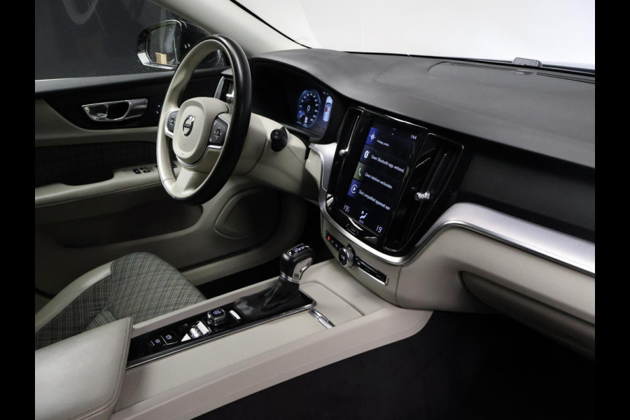 Volvo V60 2.0 T5 Sport (APPLE CARPLAY,NAVI,CAMERA,SPORTSTOELEN,LED,PDC,GETINT,NETTESTAAT)