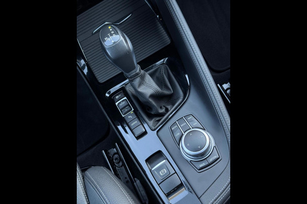 BMW X1 XDrive25e High Executive SPORT Edition, Black line, afn.trekhaak, camera, 1/2 lederen sportinterieur,stoelverwarming