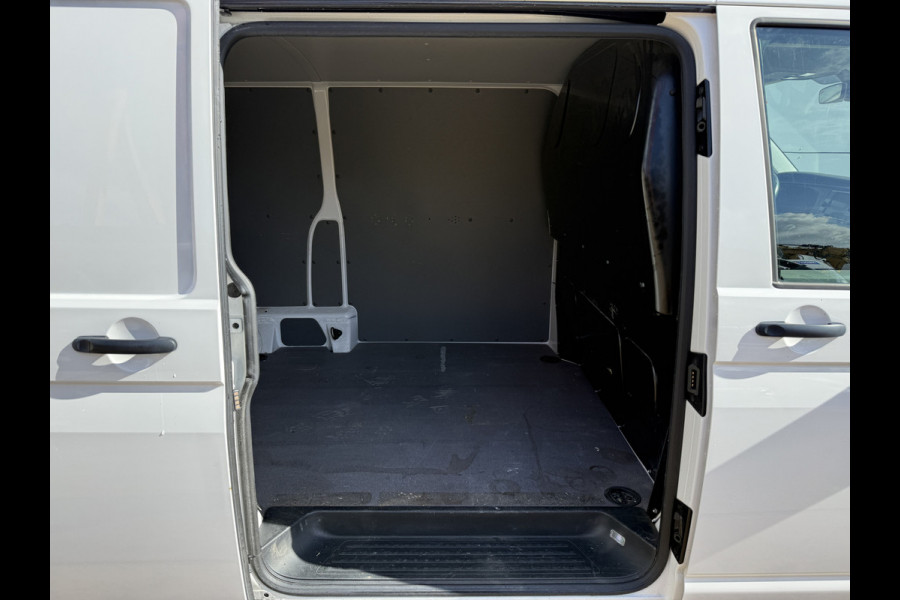 Volkswagen E-Transporter 113PK L2H1 138KM WLTP Trekhaak 100% Elektrisch Transporter Airco Stoelverwarming Parkeersensoren