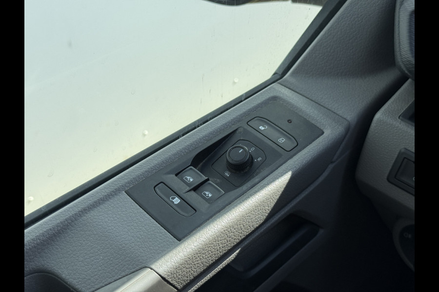 Volkswagen E-Transporter 113PK L2H1 138KM WLTP Trekhaak 100% Elektrisch Transporter Airco Stoelverwarming Parkeersensoren