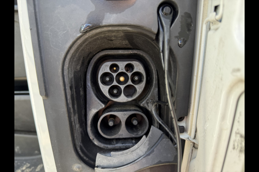 Volkswagen E-Transporter 113PK L2H1 138KM WLTP Trekhaak 100% Elektrisch Transporter Airco Stoelverwarming Parkeersensoren