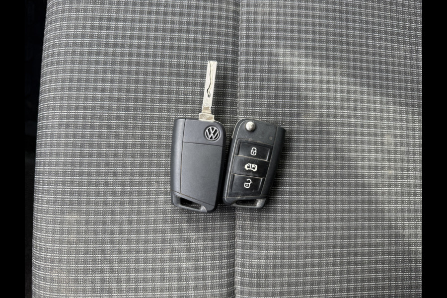 Volkswagen E-Transporter 113PK L2H1 138KM WLTP Trekhaak 100% Elektrisch Transporter Airco Stoelverwarming Parkeersensoren