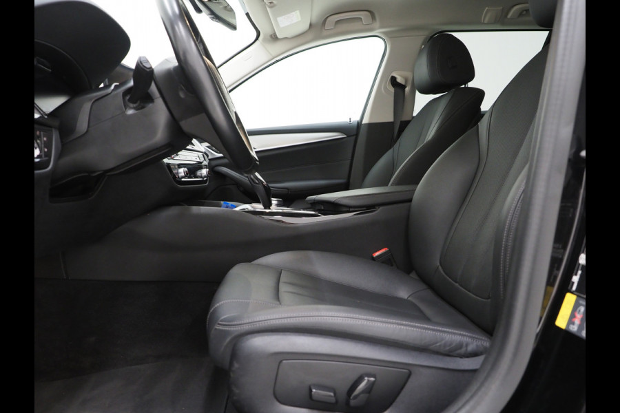 BMW 5 Serie Touring 530e xDrive | Leder | Trekhaak | Camera | Adaptive Cruise | Stoelverwarming | DAB | Carplay