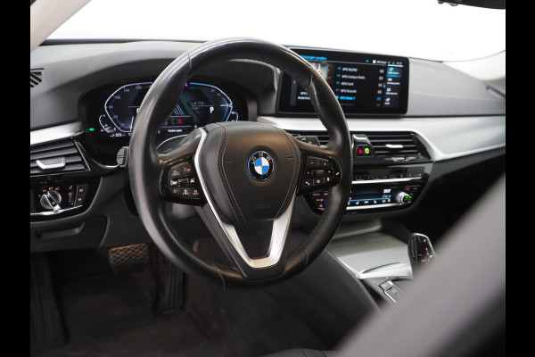 BMW 5 Serie Touring 530e xDrive | Leder | Trekhaak | Camera | Adaptive Cruise | Stoelverwarming | DAB | Carplay