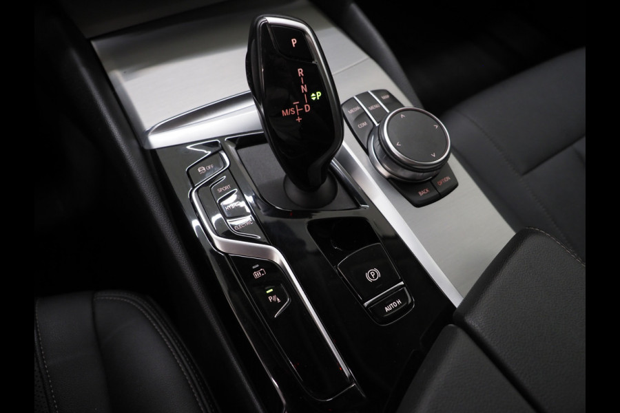 BMW 5 Serie Touring 530e xDrive | Leder | Trekhaak | Camera | Adaptive Cruise | Stoelverwarming | DAB | Carplay