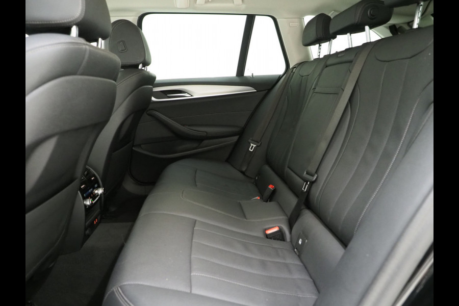 BMW 5 Serie Touring 530e xDrive | Leder | Trekhaak | Camera | Adaptive Cruise | Stoelverwarming | DAB | Carplay
