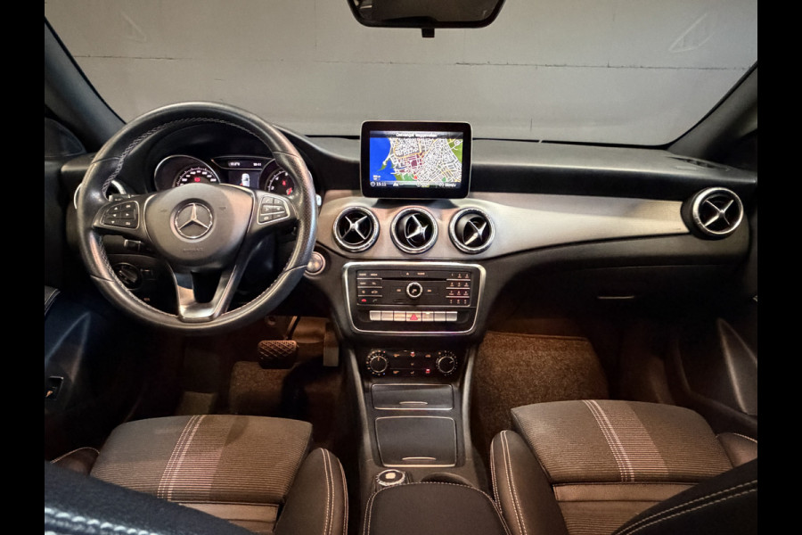 Mercedes-Benz CLA-Klasse 180 Business Solution Automaat | Camera | Carplay | AMG Performance stoelen | Navi | Cruise