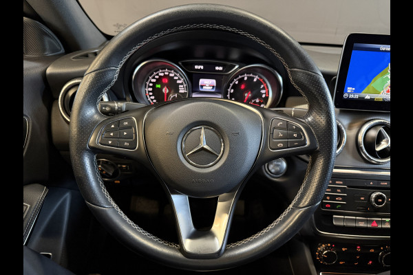 Mercedes-Benz CLA-Klasse 180 Business Solution Automaat | Camera | Carplay | AMG Performance stoelen | Navi | Cruise