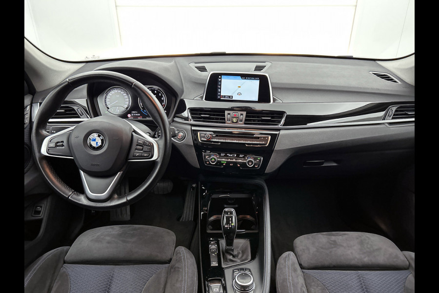 BMW X1 XDrive20i High Executive (Goed OndH, 2 sets velgen, Camera, Trekhaak, Navi, ParkeerS, StoelV, Climate Con, Cruise Con, Etc)