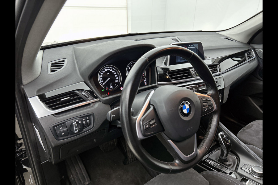 BMW X1 XDrive20i High Executive (Goed OndH, 2 sets velgen, Camera, Trekhaak, Navi, ParkeerS, StoelV, Climate Con, Cruise Con, Etc)