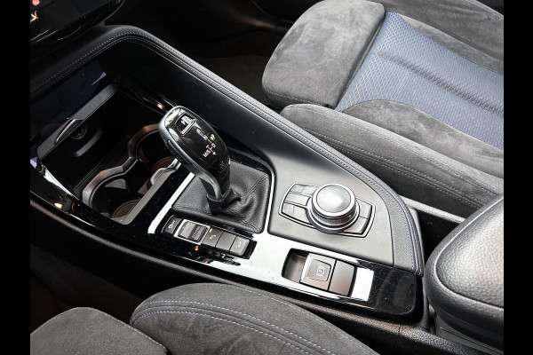 BMW X1 XDrive20i High Executive (Goed OndH, 2 sets velgen, Camera, Trekhaak, Navi, ParkeerS, StoelV, Climate Con, Cruise Con, Etc)