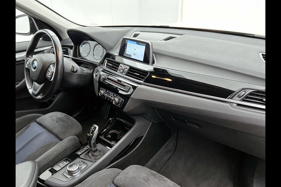BMW X1 XDrive20i High Executive (Goed OndH, 2 sets velgen, Camera, Trekhaak, Navi, ParkeerS, StoelV, Climate Con, Cruise Con, Etc)
