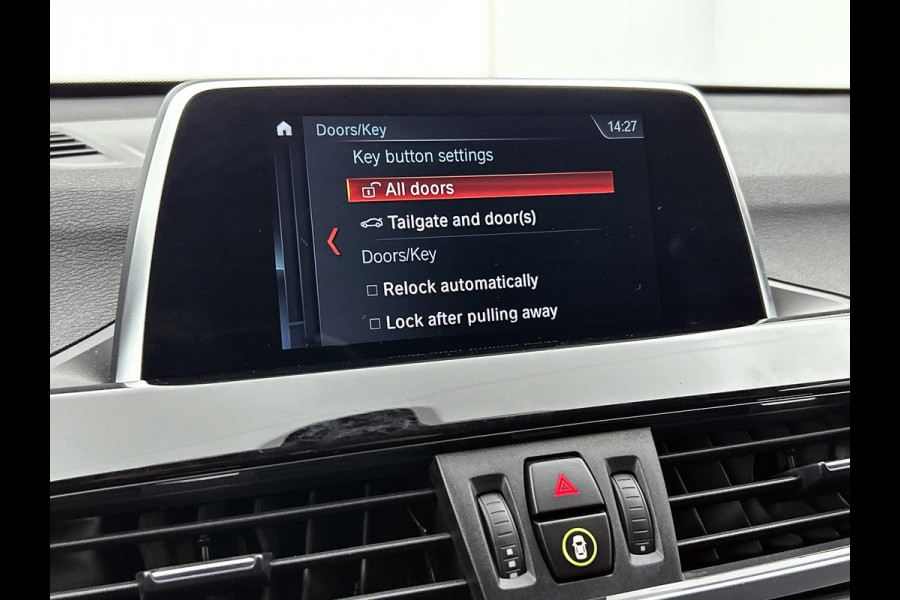 BMW X1 XDrive20i High Executive (Goed OndH, 2 sets velgen, Camera, Trekhaak, Navi, ParkeerS, StoelV, Climate Con, Cruise Con, Etc)