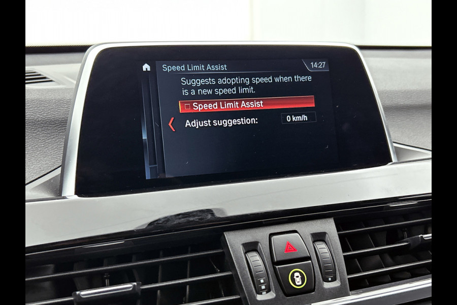 BMW X1 XDrive20i High Executive (Goed OndH, 2 sets velgen, Camera, Trekhaak, Navi, ParkeerS, StoelV, Climate Con, Cruise Con, Etc)