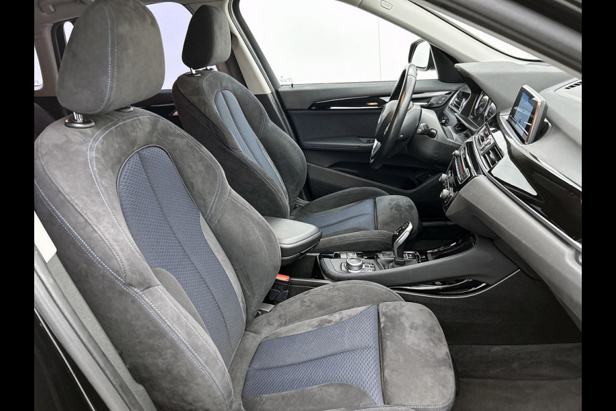 BMW X1 XDrive20i High Executive (Goed OndH, 2 sets velgen, Camera, Trekhaak, Navi, ParkeerS, StoelV, Climate Con, Cruise Con, Etc)