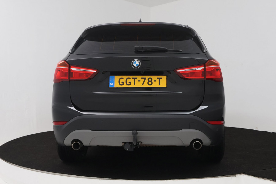 BMW X1 XDrive20i High Executive (Goed OndH, 2 sets velgen, Camera, Trekhaak, Navi, ParkeerS, StoelV, Climate Con, Cruise Con, Etc)