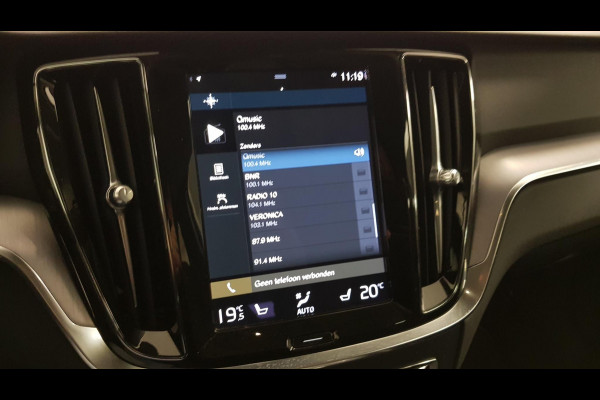 Volvo V60 2.0 B4 197 pk Automaat Momentum Pro Navigatie Climate control Adaptive cruise Control Led DAB Electrisch bedienbare achterklep Parkeer sensoren