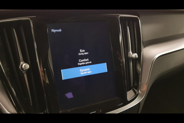 Volvo V60 2.0 B4 197 pk Automaat Momentum Pro Navigatie Climate control Adaptive cruise Control Led DAB Electrisch bedienbare achterklep Parkeer sensoren