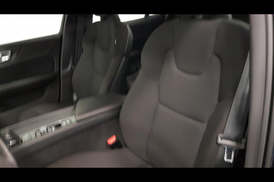 Volvo V60 2.0 B4 197 pk Automaat Momentum Pro Navigatie Climate control Adaptive cruise Control Led DAB Electrisch bedienbare achterklep Parkeer sensoren