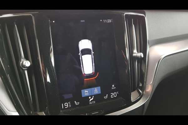 Volvo V60 2.0 B4 197 pk Automaat Momentum Pro Navigatie Climate control Adaptive cruise Control Led DAB Electrisch bedienbare achterklep Parkeer sensoren