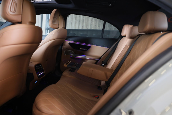 Mercedes-Benz E-Klasse 400 e 4MATIC AMG 53 Look / Hyperscreen / Massage / Burmester / Head Up / Luchtvering / Leder / Pano / 20 In