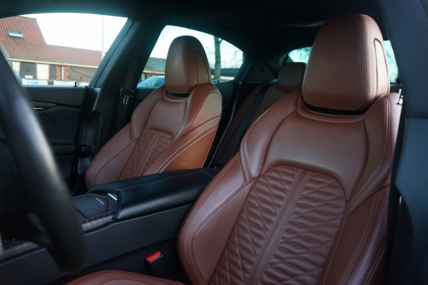 Maserati Ghibli 2.0 MHEV GranSport GT 330PK Pano/B&W/21"/Sport-seats/Full-Nero