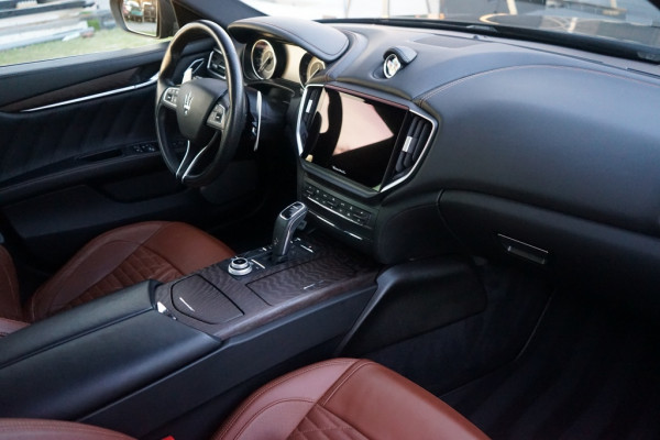 Maserati Ghibli 2.0 MHEV GranSport GT 330PK Pano/B&W/21"/Sport-seats/Full-Nero