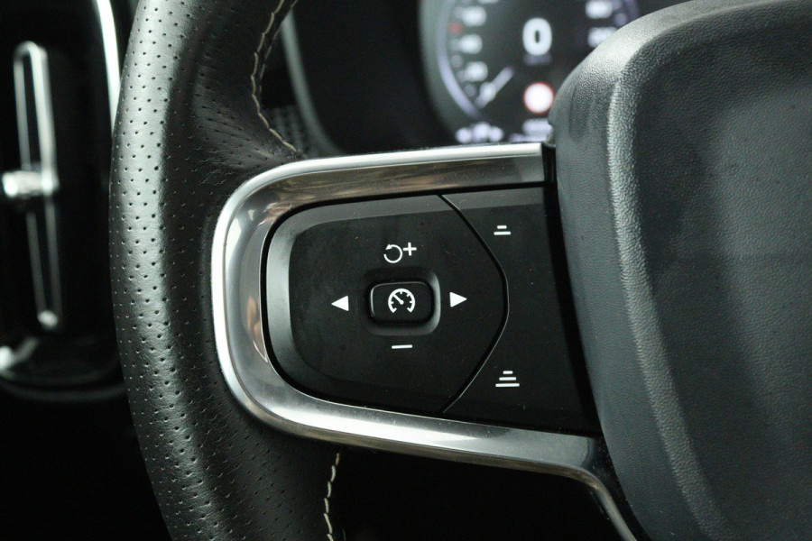 Volvo XC40 1.5 T3 Inscription (PANORAMADAK, H&K AUDIO, CAMERA, STOEL/STUUR VERWARMING, ELEKTR STOELEN, NAVIGATIE, CRUISE CONTROL)