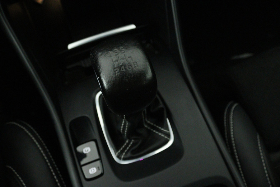 Volvo XC40 1.5 T3 Inscription (PANORAMADAK, H&K AUDIO, CAMERA, STOEL/STUUR VERWARMING, ELEKTR STOELEN, NAVIGATIE, CRUISE CONTROL)