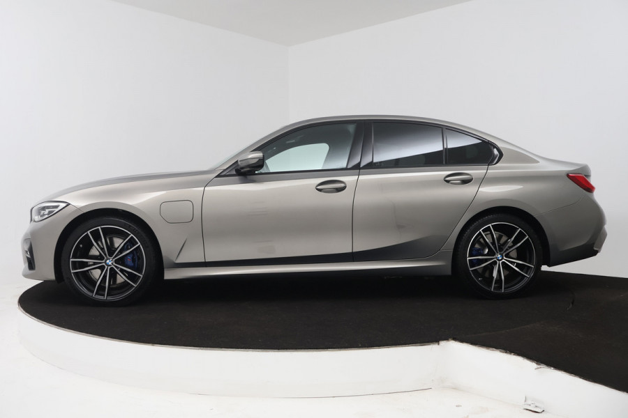 BMW 3-serie 330e eDrive Edition M Sport (HARMAN/KARDON, M-PAKKET, STOELVERWAMRING, DEALER ONDERHOUDEN)